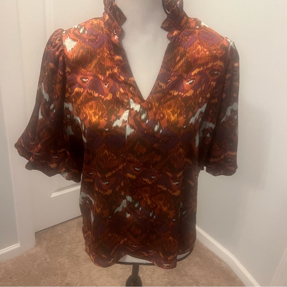 THML  
Nwt 
  
Abstract Blouse In Rust/Pink
Xsmall. - Picture 3 of 13